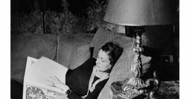 image-cc_venice_jean-moral_gabrielle-chanel-on-her-couch