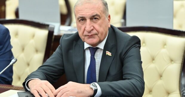 image-iqbal-memmedov-meclisde