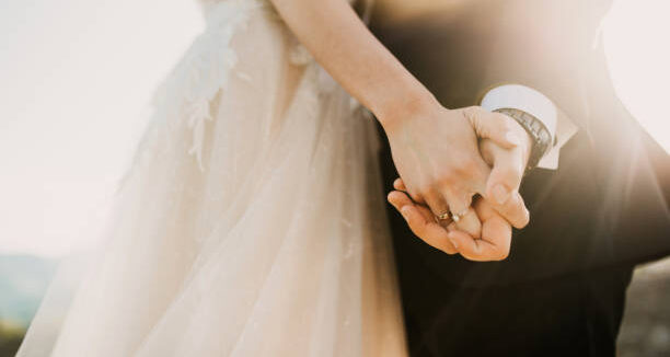 image-bride-and-grooms-hands