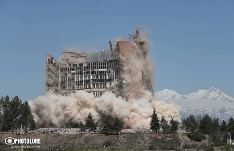 Ermənistan Müdafiə Nazirliyinin binası partladıldı VİDEO