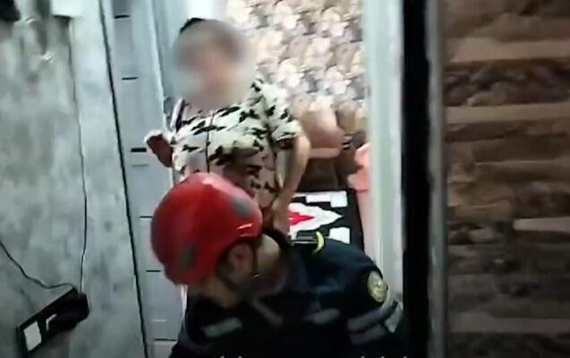 Bağlı qapı arxasında köməksiz qalan vətəndaş xilas edildi – VİDEO