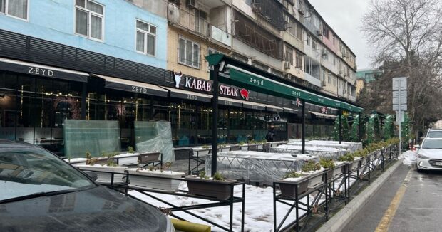 “Zeyd” restoranı Bakının mərkəzində səkini belə zəbt edib-